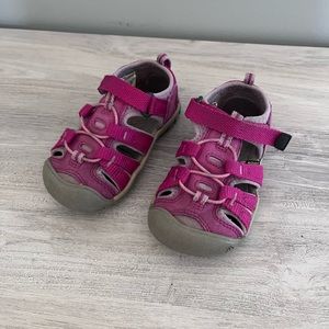 Hot pink Toddler Newport keen Sandal